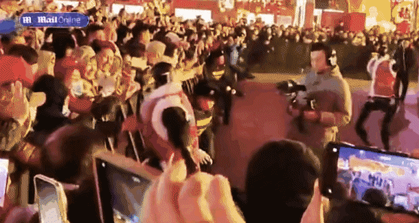 지난 6일 중국 톈진에서 열린 춘절 축제장에서 관람객을 공격하는 로봇. SNS 영상 캡처