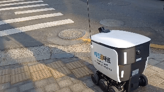 배달 로봇 '딜리'가 배달을 수행하고 있다. ⓒ데일리안 남가희 기자