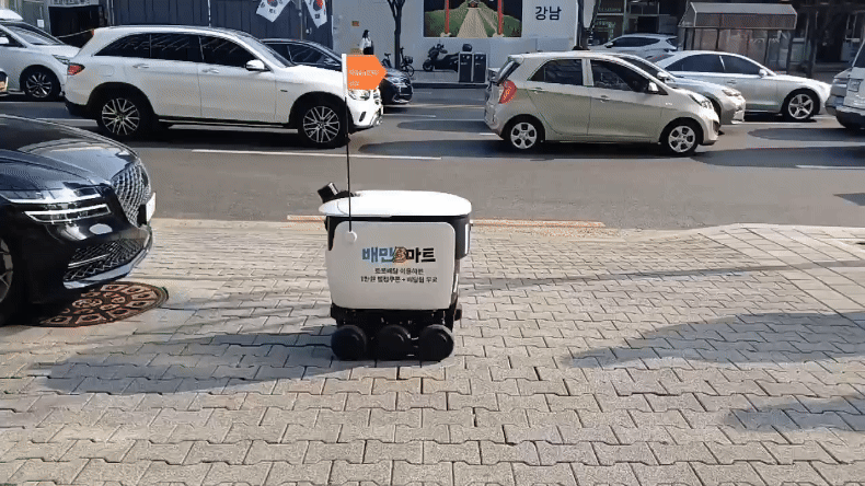 배달의민족의 배달 로봇 '딜리'가 차량을 피해 후진하고 있다. ⓒ데일리안 남가희 기자