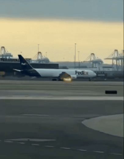 조류충돌로 엔진에 화재가 발생한 페덱스 화물기. 엑스 갈무리