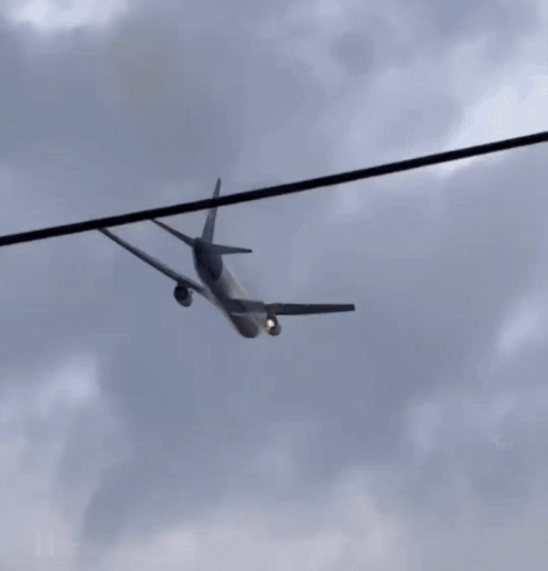 조류충돌로 엔진에 화재가 발생한 페덱스 화물기. 엑스 갈무리