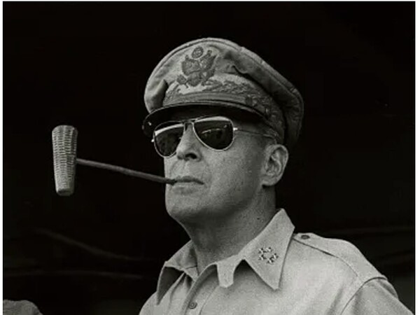 보잉 선글라스를 쓴 맥아더 장군