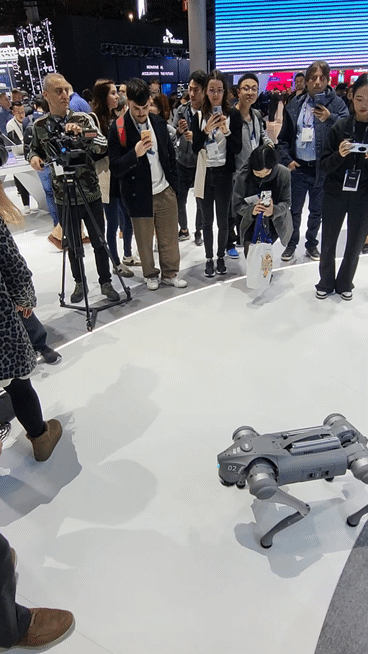 3일(현지시간) 스페인 바르셀로나에서 열린 MWC 2025 아너 전시관에서 관람객이 로봇개를 체험하고 있다. 촬영=장민권 기자