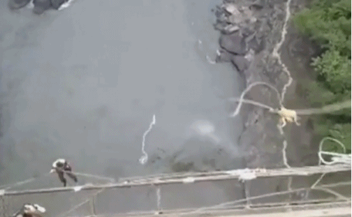 번지점프 도중 몸을 묶은 줄이 끊어져 약 110m 높이에서 강으로 추락한 여성 사연이 재조명됐다. /영상=유튜브 갈무리