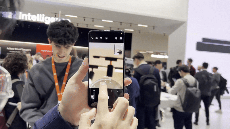 샤오미15 울트라로 멀리 있는 조명을 확대해 촬영하는 모습./바르셀로나=김민국 기자