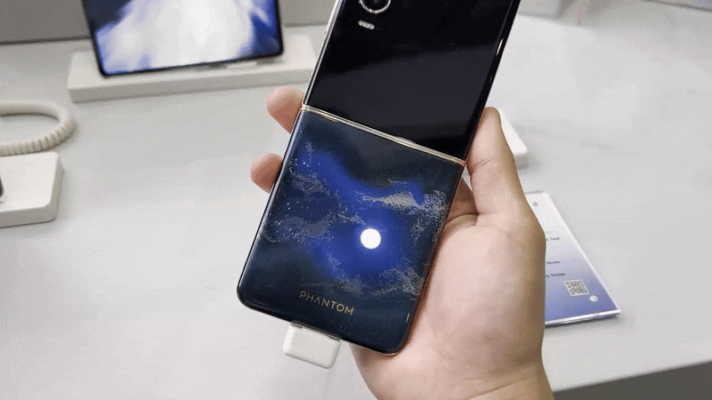 테크노 '팬텀 얼티메이트 2'. 겉면에 광섬유가 적용돼 있어 은하수 같은 패턴의 디자인을 구현할 수 있다. /바르셀로나=김민국 기자