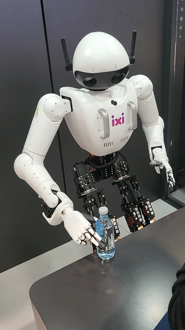 3일(현지시간) 스페인 바르셀로나에서 열린 MWC 2025 LG유플러스 전시관에서 휴머노이드 로봇 '앨리스'가 관람객에게 생수를 건네고 있다. 촬영=장민권 기자