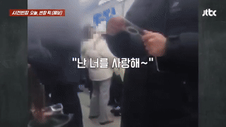 한 여성 승객이 2호선 지하철 객차에서 아이돌 노래를 부르며 춤을 춰 다른 승객들에게 민폐를 끼쳤다는 사연과 영상이 전해졌다. (사진=jtbc 유튜브) *재판매 및 DB 금지