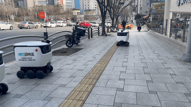 우아한형제들의 자체 배달로봇 '딜리'가 배송을 마치고 PPC 센터 앞으로 복귀하고 있다. / 사진=정혜인 기자 hij@