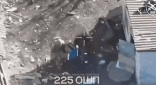 우크라이나 군인들이 수류탄 대신 벌집으로 러시아 병사들이 머무는 기지를 공격하는 모습이 공개됐다. 텔레그램 채널(@OSHP-225) 제공