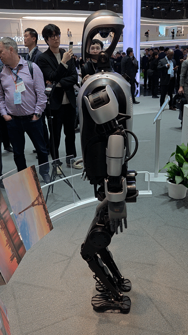 4일(현지시간) 스페인 바르셀로나에서 열린 MWC 2025 화웨이 전시관에서 휴머노이드 로봇이 시연되고 있다.ⓒ임채현 기자