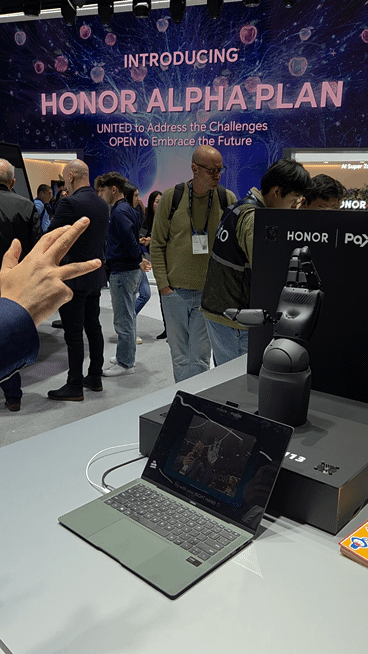 중국 스마트폰 제조사 아너가 휴머노이드 제조사인 파시니(PAXINI)와 협업한 휴머노이드형 손 로봇을 선보였다.ⓒ임채현 기자