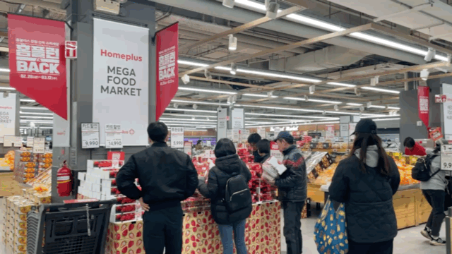 지난 6일 오후 홈플러스 월드컵점 매장. 할인 판매대에서 고객들이 상품을 고르고 있다. 전보다 한산한 분위기였지만, 할인행사를 찾은 고객의 발길이 이어졌다. 전새날 기자