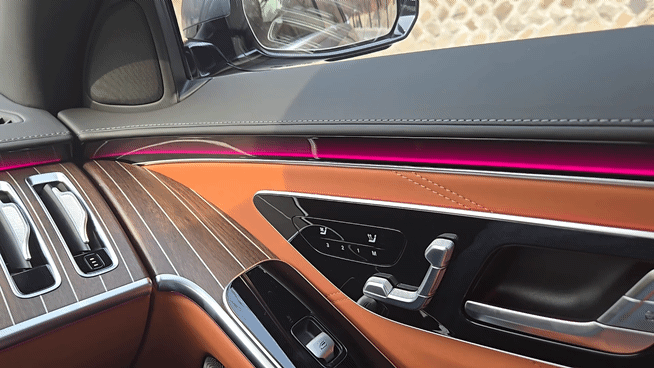 마이바흐 내부 조명은 어댑티브 뒷자석 라이트로 조절이 가능하다./사진=김이재 기자