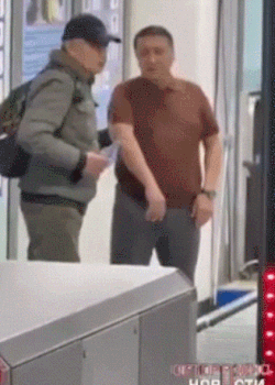 맨손으로 흉기를 빼앗은 뒤 제압한 무사 압드라임 / 엑스(X)