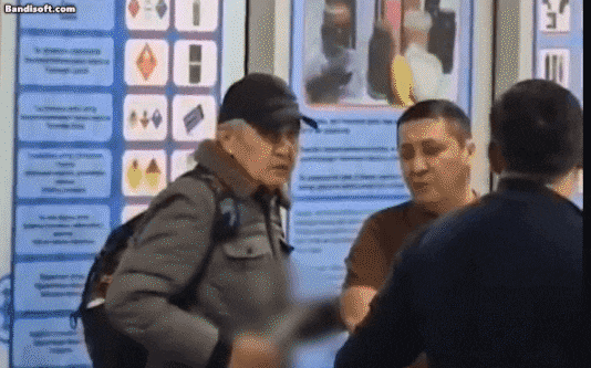 카자흐스탄에서 인질극을 벌인 흉기 난동범을 맨손으로 제압한 50대 남성이 대통령 훈장을 받았다. 당시 현장 상황. [사진=엑스(옛 트위터)]