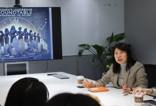 라운드테이블 이미지