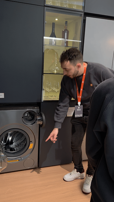 지난 3일(현지시간)부터 6일까지 스페인 바르셀로나에서 열린 MWC 2025 전시장에 위치한 샤오미 부스.관계자가 가전 제품을 소개하고 있다. ⓒ임채현 기자