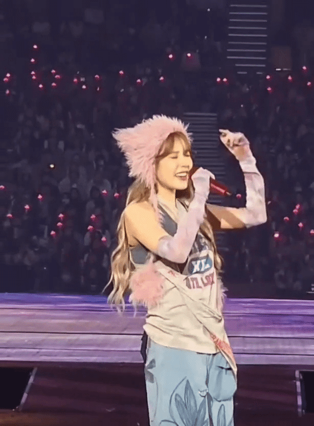 콘서트에서 한 관객이 ‘갤럭시 S 울트라’ 모델을 활용해 가수 아이유를 촬영한 모습. [유튜브 ‘꾸러기지’ 갈무리]