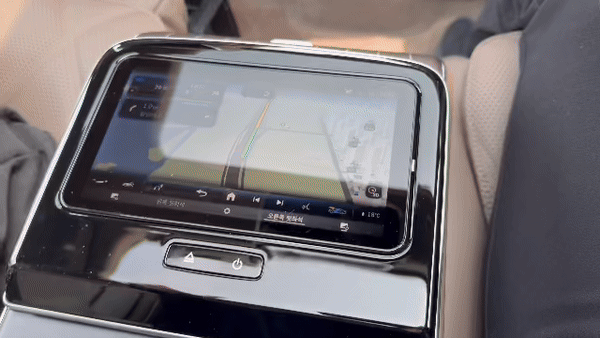 1열의 내비게이션 화면이 2열 11.6인치 디스플레이, 7인치 태블릿 화면이 연동됐다./영상=백유진 기자 byj@