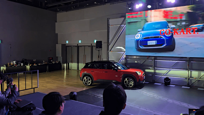 MINI 코리아가 13일 인천 영종도 'MINI 드라이빙센터'에서 신규 전기차 3종을 공개하고 있다. 앞선 차량부터 '더 뉴 올-일렉트릭 MINI 에이스맨', '더 뉴 올-일렉트릭 MINI 쿠퍼'. [영상=김종성 기자]