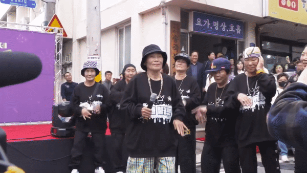 ‘수니와 칠공주’와 ‘보람할매연극단’ 래퍼들이 2023년 11월 칠곡군 왜관읍에서 열린 쩜오골목축제에서 프리스타일 랩 배틀을 펼치고 있다. 칠곡군 제공