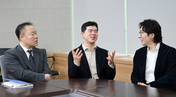 국민일보가 지난 10일 ‘밸류업(기업가치 제고) 프로그램의 성과와 과제’를 주제로 여의도 본사에서 연 좌담회에서 전문가들이 발언하고 있다. 왼쪽부터 김학균 신영증권 리서치센터장, 김민국 VIP자산운용 대표, 최재원 서울대 경제학부 교수. 이한형 기자