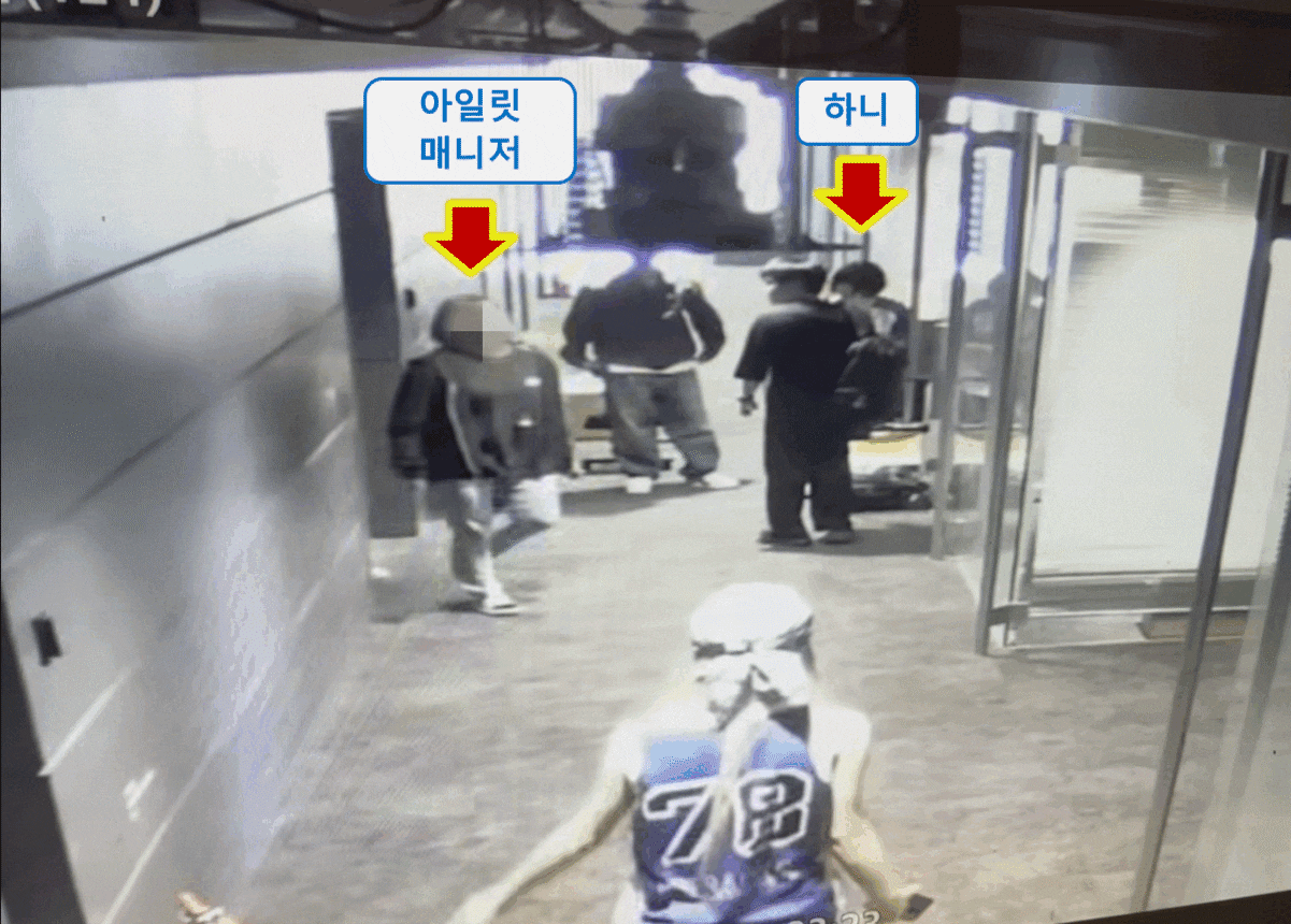 어도어가 7일 공개한 영상의 캡처본을 조선비즈가 재구성한 것. 아일릿 멤버들이 복도에서 뉴진스 멤버들을 발견하자 90도로 고개 숙여 인사하며 지나가고 있다.