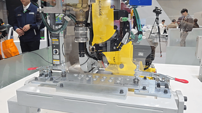 지난 12일 서울 코엑스에서 열린 '2025 스마트공장·자동화산업전' HD현대로보틱스가 RSR 이종접합 솔루션을 선보이고 있다. [사진=최란 기자]