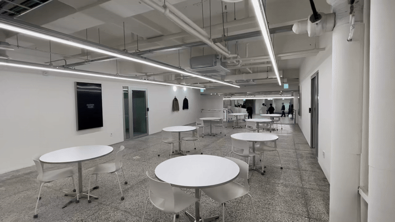 이번달 새로 오픈한 무신사 스튜디오 동대문종합시장점 내부 라운지 모습./영상=박수림 기자