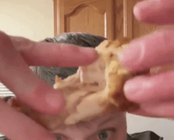 치킨 속에서 발견된 노란색 이물질.[틱톡 Morgan Godwin 채널 갈무리]