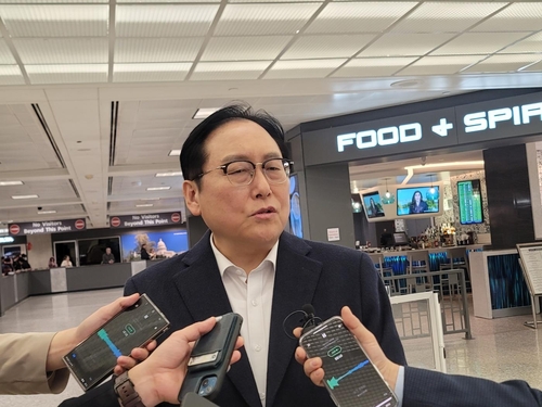 미국 방문한 정인교 통상본부장 (워싱턴=연합뉴스) 조준형 특파원 = 트럼프발 관세 드라이브에 대한 협의를 위해 방미한 정인교 산업통상자원부 통상교섭본부장이 13일(현지시간) 워싱턴 DC인근 덜레스국제공항에서 특파원들 질문에 답하고 있다. 2025.3.14 jhcho@yna.co.kr