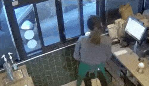 드라이브스루 내부 영상에는 음료 중 하나가 트레이에 제대로 놓이지 않은 모습이 담겨있었다. (영상=NBC 로스앤젤레스)