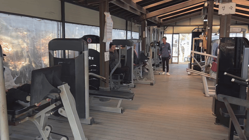 서울 봉화산 인근 산스장에서 시민들이 운동하는 모습. /영상=이민형 기자