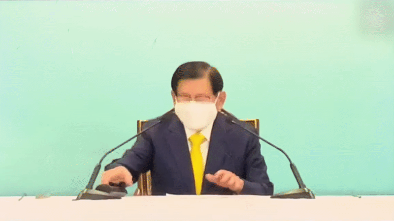 재판기간 내내 휠체어를 타고 다니던 신천지 이만희 교주가 집행유예 선고 다음날 신천지 행사에 참석해 벌떡 일어나고 있다 .