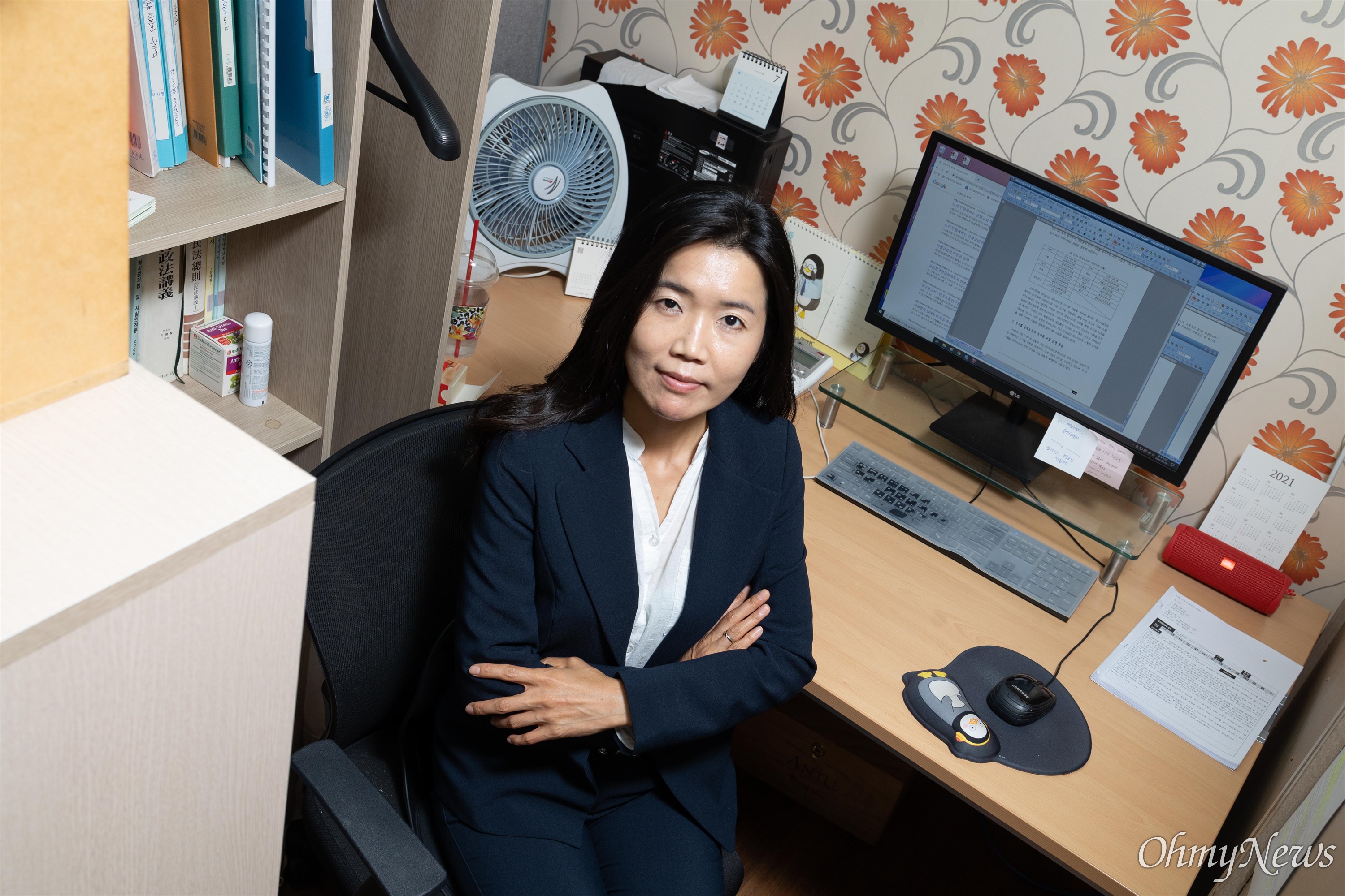 43세 정년 맞았던 국정원 언니들... '울보 변호사' 또 울다 관련 이미지