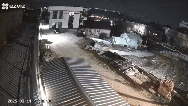 14일(현지시간) 흑해 연안의 러시아 크라스노다르 투압세의 대형 정유공장이 우크라이나 공격을 받았다. 다음날 볼로디미르 젤렌스키 우크라이나 대통령이 자국산 신형 ‘롱 넵튠’ 실전 배치를 발표하면서 정유공장 화재와의 관련성이 제기됐다. 사진은 정유공장 타격 순간이 담긴 현지 폐쇄회로(CC)TV  화면. 2025.3.15 텔레그램