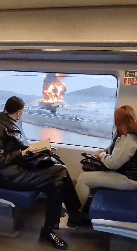 14일(현지시간) 흑해 연안의 러시아 크라스노다르 투압세의 대형 정유공장이 우크라이나 공격을 받았다. 다음날 볼로디미르 젤렌스키 우크라이나 대통령이 자국산 신형 ‘롱 넵튠’ 실전 배치를 발표하면서 정유공장 화재와의 관련성이 제기됐다. 2025.3.15 텔레그램