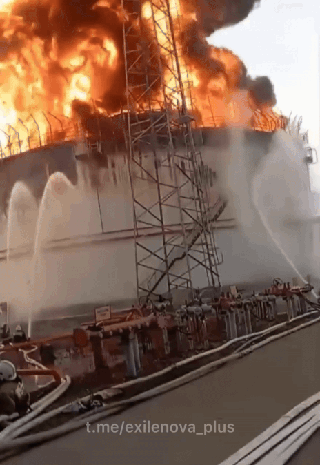 14일(현지시간) 흑해 연안의 러시아 크라스노다르 투압세의 대형 정유공장이 우크라이나 공격을 받았다. 다음날 볼로디미르 젤렌스키 우크라이나 대통령이 자국산 신형 ‘롱 넵튠’ 실전 배치를 발표하면서 정유공장 화재와의 관련성이 제기됐다. 2025.3.15 텔레그램