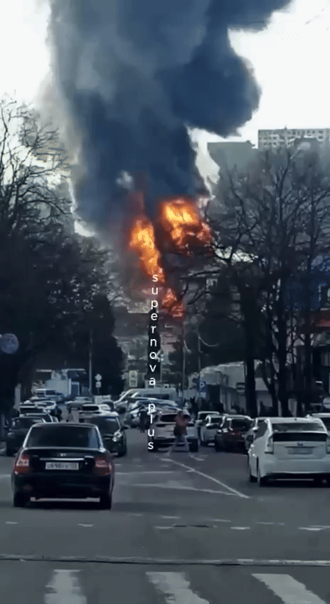 14일(현지시간) 흑해 연안의 러시아 크라스노다르 투압세의 대형 정유공장이 우크라이나 공격을 받았다. 다음날 볼로디미르 젤렌스키 우크라이나 대통령이 자국산 신형 ‘롱 넵튠’ 실전 배치를 발표하면서 정유공장 화재와의 관련성이 제기됐다. 2025.3.15 텔레그램