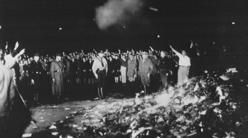 1933년 5월 나치 당원들이 책을 불태우는 모습. [사진 | 위키피디아]