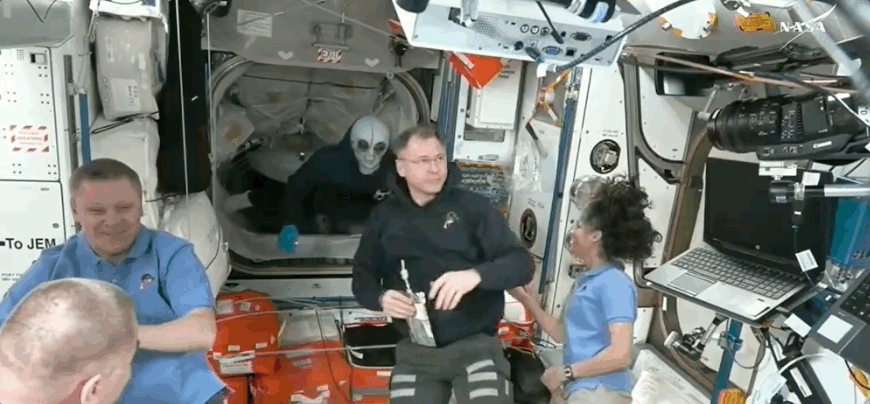 ‘크루-9’ 지휘관 닉 헤이그가 외계인 가면을 쓴 채 ‘크루-10’ 대원들을 맞이할 준비를 하고 있다. 영상=미 항공우주국(NASA) 생중계 캡처