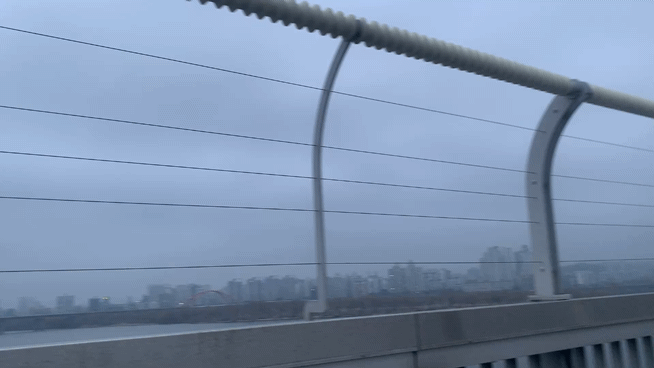 마포대교에 설치된 안전난간/영상=유지희 기자