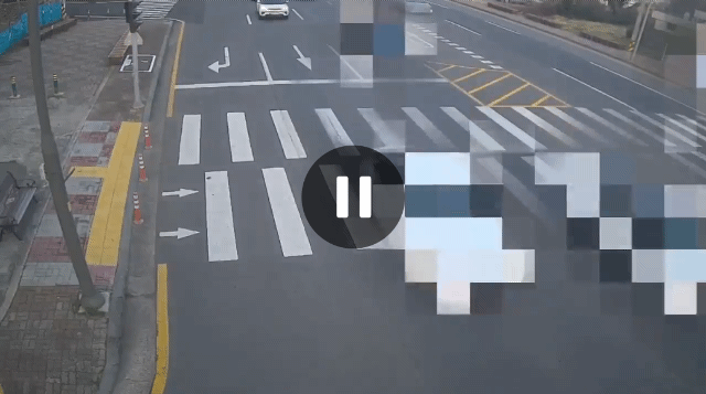 [제주=뉴시스] 11일 오후 제주시 일주서로 소재 도로에서 수단 국적 20대 난민이 무면허운전을 하고 중앙선을 침범, 사고를 내고 도주하는 모습. (사진=제주서부경찰서 제공) 2025.03.17. photo@newsis.com *재판매 및 DB 금지