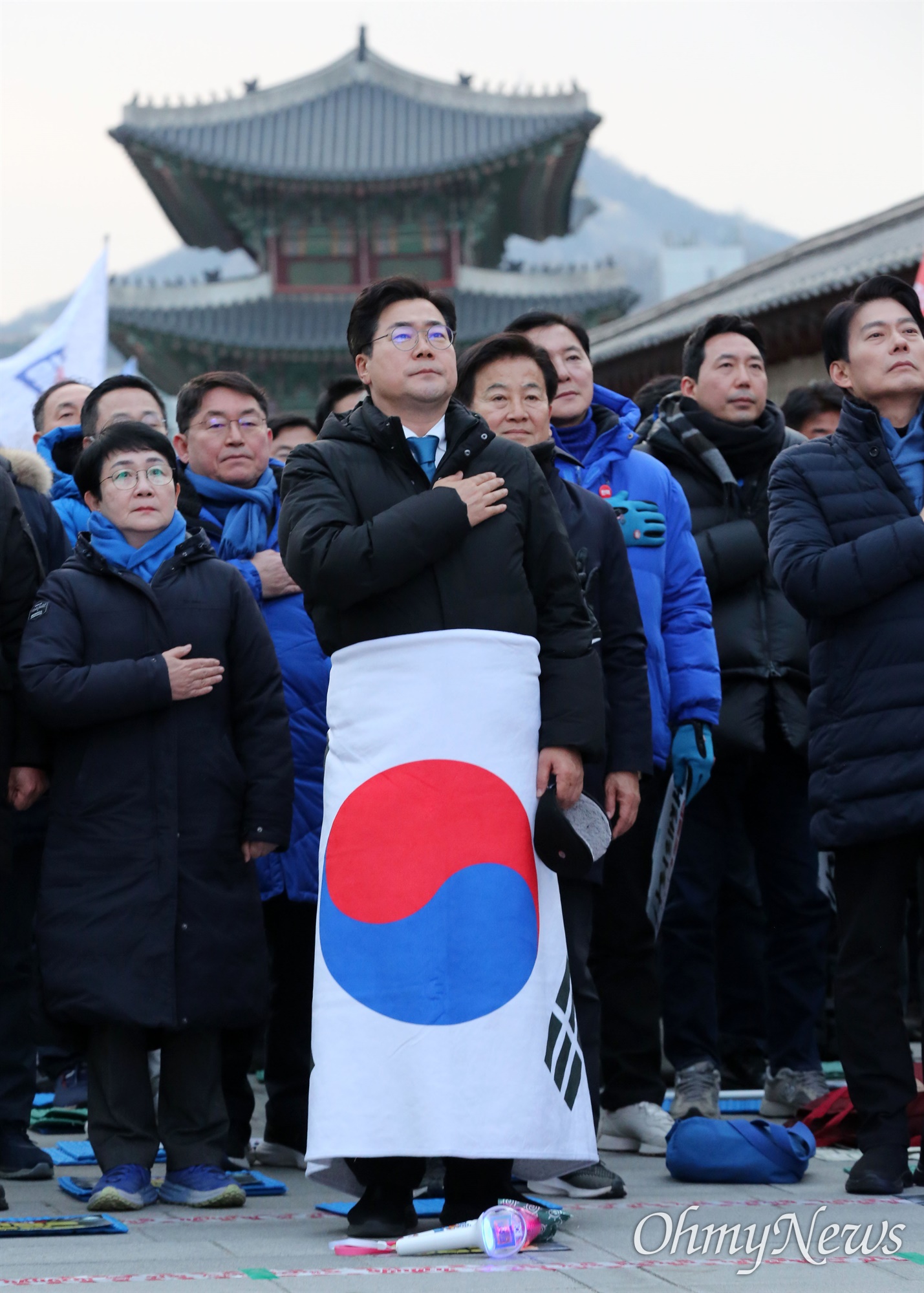 [오마이포토] 박찬대, 태극기 두르며