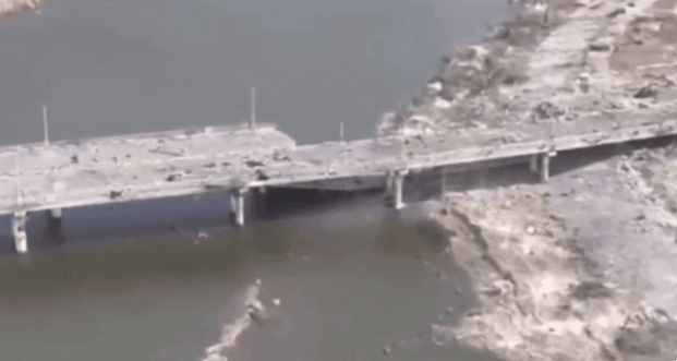 우크라이나군이 러시아군 점령지인 헤르손주의 주요 보급로인 다리를 폭파했다. 우크라이나 특수부대 제공 영상 캡처