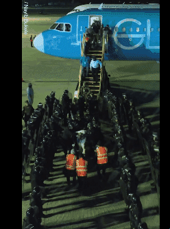 엘살바도르 경찰이 최근 미국에서 추방된 뒤 엘살바도르로 호송된 베네수엘라 갱단원들을 교도소로 이송하기 위해 통제하고 있다.  나이브 부켈레 엘살바도르 대통령 제공