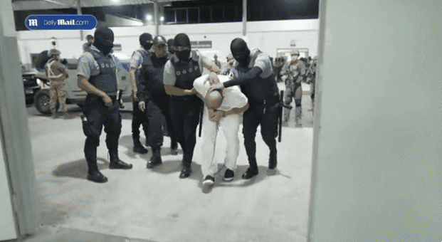 엘살바도르 경찰이 최근 미국에서 추방된 뒤 엘살바도르로 호송된 베네수엘라 갱단원들을 교도소로 이송하기 위해 통제하고 있다. 나입 부켈레 엘살바도르 대통령 제공