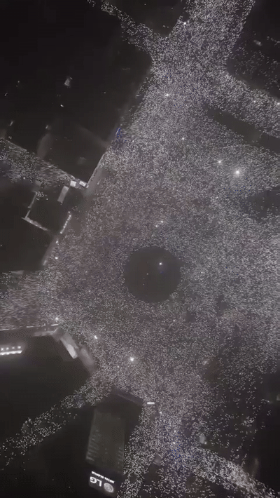 15일(현지시간) 동유럽 발칸반도 국가인 세르비아의 수도 베오그라드에서 수십만명이 운집한 가운데 대규모 반정부 불빛시위가 열리고 있다. 2025.3.16 엑스