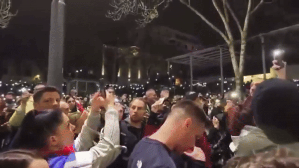 15일(현지시간) 동유럽 발칸반도 국가인 세르비아의 수도 베오그라드에서 수십만명이 운집한 가운데 대규모 반정부 불빛시위가 열렸다. 이날 시위대는 작년 기차역 캐노피 붕괴사고로 숨진 15명을 추모하며 묵념했는데, 갑자기 정체모를 소음과 함께 시위대 한편에서 날카로운 비명이 일었고 공포에 질린 시민들은 혼비백산했다. 2025.3.16 엑스